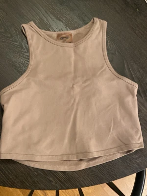 Beige träningstopp från Aim’n - Fin träningstopp från Aim’n i storlek S! 