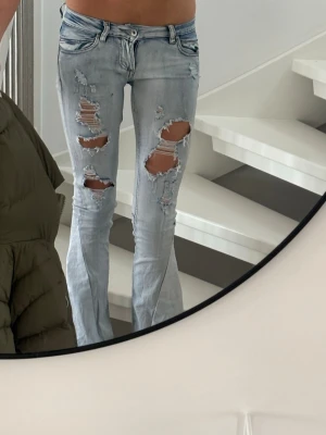 Ljusblå bootcut jeans från Monday, XS - Säljer ett par ljusblå bootcut jeans från Monday Premium i storlek XS. Jeansen har slitningar där fram. Ny pris 900, priset kan diskuteras 💓