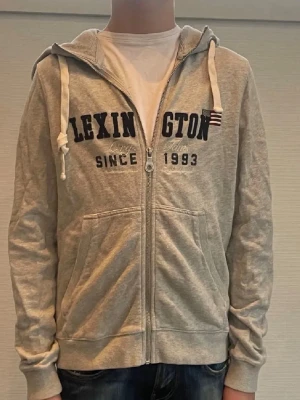 Lexington zip huvtröja - Säljer min SÄLLSYNTA vintage Lexington huvtröja, mycket bra skick och extremt populär. Nypris:1299Kr