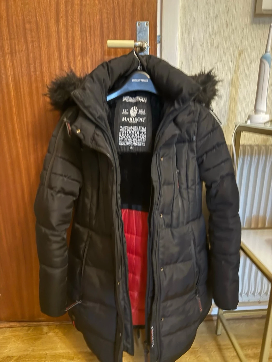Svart lång pufferjacka från Marikoo - 2
