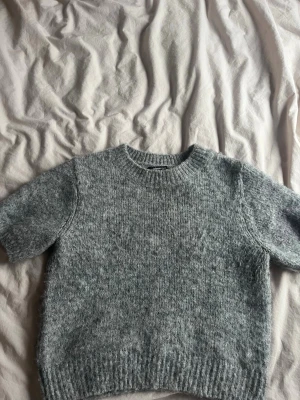 Söt stickad topp  - Super skön topp ifrån Gina. Storlek M men skulle säga den är S. Skriv  för fler bilder💞 