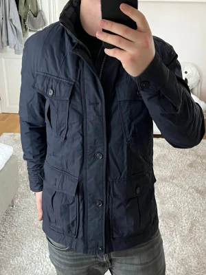 Oscar Jacobsson Field jacket  - Oscar Jacobsson | Mycket bra skick | Size - 48 | Pris 1099 | Hör av dig vid minsta fråga eller fundering📩En knapp saknas men syns inte vid användning!