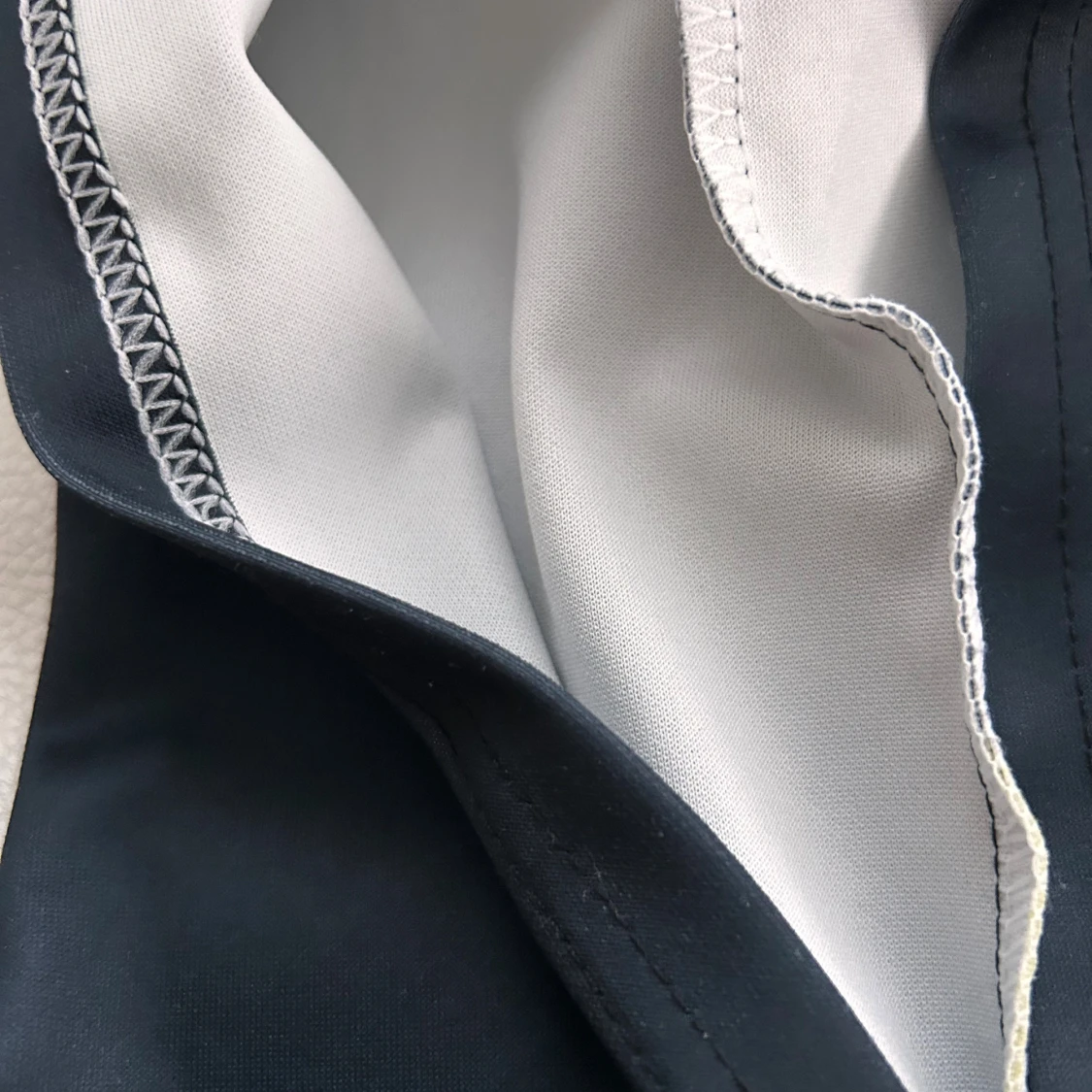 Säljer en hoodie i syntetisk trikå (polyester).Mjuk, stretchig och snabbtorkande - 2