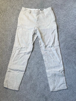 Linnebyxor Slim Fit - Snygga ljusgrå linnebyxor från H&M i slim fit-modell endast använda ett par gånger utsn defekter. Perfekta för varma dagar när du vill ha en clean och fräsch look. Strl 44, jag skulle säga att de motsvarar ca M. Materialet 100% linne vilket gör dem väldigt bekväma! Hör av dig om du har några frågor! /Frode