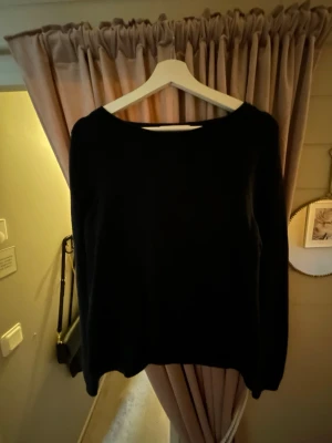 Mörkblå stickad tröja Marc O'Polo - En klassisk mörkblå stickad tröja från Marc O'Polo i storlek M. Skulle ändå säga att den är rätt så liten i storleken. Tröjan har rund halsringning och långa ärmar, perfekt för lager på lager under kyligare dagar. Enkel och stilren design som funkar till det mesta.