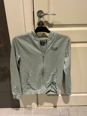 Säljer en ljus grön EA7 tröja  - Säljer en helt ny EA7 tröja som saknar prislapp använd ca 1 gång 