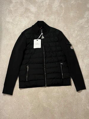 Moncler cardigan  - En schysst cardigan från Moncler, storlek M, men passar även S. Mått finns på bilderna, men vid funderingar tveka inte på att fråga!🤗🌟