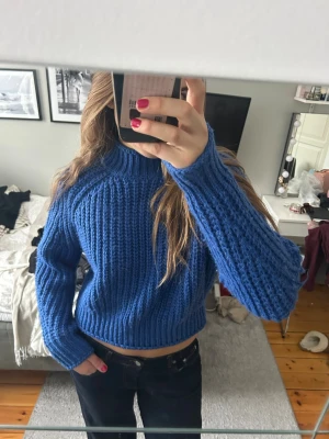 Stickad tröja - Säljer denna fina blåa stickade tröjan med polokrage!