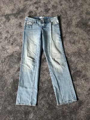 Perfekt ljusblå raka jeans - Ljusblå jeans från Perfect Jeans i rak modell med klassisk femficksdesign och snygga kontrastsömmar. Jeansen har normal midja och är tillverkade i slitstarkt denimtyg. Perfekt för dig som gillar en enkel och tidlös look.
