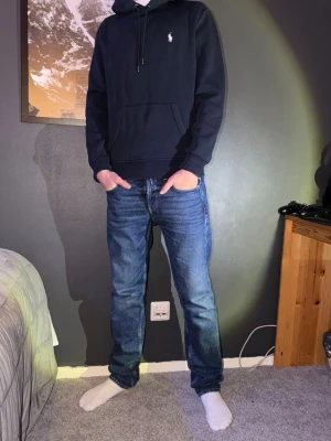 Polo raplh hoddie - Mörkblå polo raphl tröja inga tecken på använding. Storlek XS han på bilden är 177. Går att köpa mmed ett par jeans för bättre pris