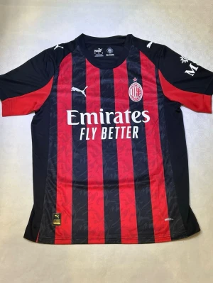 Ac Milan Matchtröja - Ac Milan matchtröja med Luka Modric nummer 14 på ryggen! Tröjan är från 25/26 säsongen och är i nyskick!