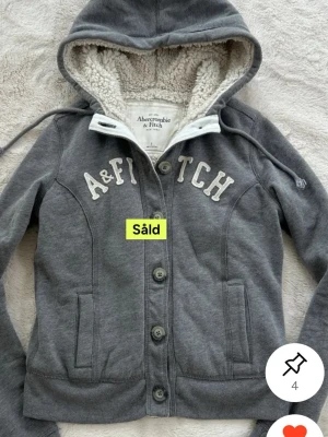 Abercombie & fitch fluff tröja 🐻‍❄️🤞🏽 - sjukt snygg vintage tröja från abercombie & fitch !! Super mysig å fin!! Super fin älskar den men kommer tyvärr ej till användning längre!!🫰🏽