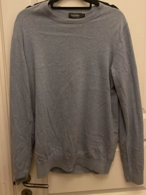 Ljusblå långärmad tröja Dressmann - En basic ljusblå långärmad tröja från Dressmann. Tröjan har rund halsringning och är gjord i ett mjukt bomullsmaterial. Storlek M och oanvänd