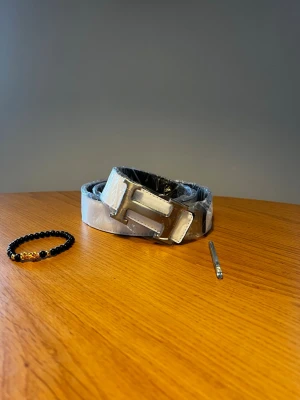 H-Bälte Tvåsidigt - Vit och svart får med armband och hålpinne