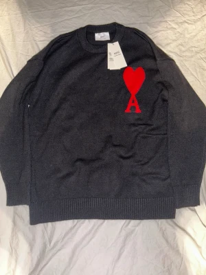 Ami tröja - Svart Ami tröja. Aldrig använt. Pris kan diskuteras. Om ni har frågor är det bara att höra av sig🤗