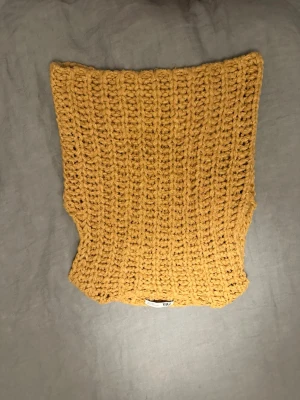 Gul stickad tröja  - Skitsnygg gult stickat linne från Zara, aldrig använt 