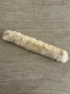 Canada Goose Pälskrage / Fur Collar  - En ljus, fluffig pälskrage från Canada Goose! Den fästs enkelt på jacka med dragkedja. Superfint skick, inga defekter! Har inkluderat en bild på hur jackan/modellen såg ut ✨