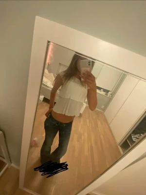 Vit blus  - Vitt blus i bra skick från Kappahl. Är i str 140/150 men passar som en xs/xxs som är min str, ganska stor u storleken