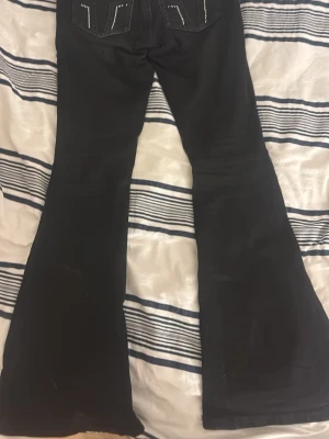 Svarta bootcut jeans Gina Tricot S - Svarta bootcut jeans från Gina Tricot i storlek S. Jeansen har snygga nitar på bakfickorna som ger en extra touch. Klassisk femficksmodell med bälteshällor och dragkedja.  Nästan helt nya bara använda 2/3 ggr💗skriv för frågor ❤️