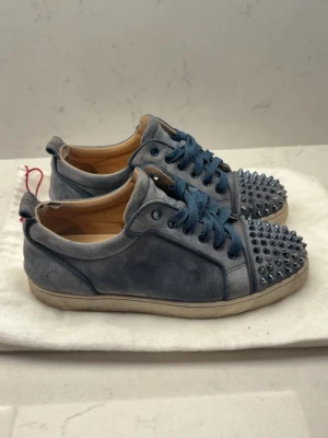 Christian Louboutin skor - Färg washed blue size 40 Fitz 41. Skriv vid frågor