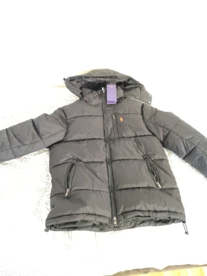 Svart pufferjacka från Polo Ralph Lauren - Vi kan diskuter om priset.