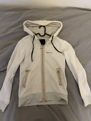 Limiato Hoodie  - Limitato hoodie. Stilren hoodie tunn perfekt för vår/sommar. Nypris 2200kr. Använd men fortfarande i bra skick. Kan ta fler bilder ifall de behövs.