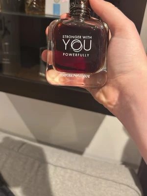 Sampels swy powerfully - Säljer sampels av denna osläppta parfym av Armani. Finns i storlek 5-30 ml köp ej denna annons