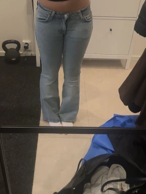 Ljusblå bootcut jeans från weekday  - Säljer ett par ljusblå weekday  jeans med bootcut-modell. Jeansen har låg  midja Perfekta för dig som gillar en retro vibe och vill ha ett par jeans som sitter snyggt över höfterna och släpper ut vid benen.