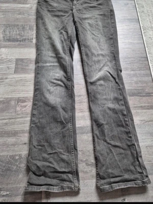 Grå bootcut jeans från Topshop - Säljer ett par grå jeans från Topshop med bootcut. Passar mig som är 170 cm lång