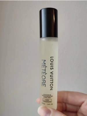 Louis Vuitton Météore EdP 30ml - Louis Vuitton Météore EdP i smidig 30 ml flaska. Perfekt att ta med till skolan, jobbet eller gymmet. Testerversion som håller länge och är enkel att ha i fickan eller väskan. Tillverkad i Frankrike.