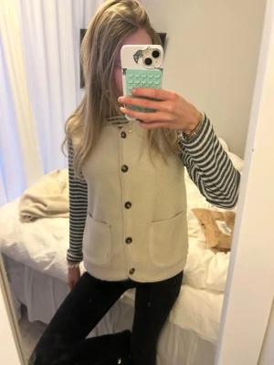 Teddy väst! - Säljer denna nya och helt oanvända teddy västen❣️