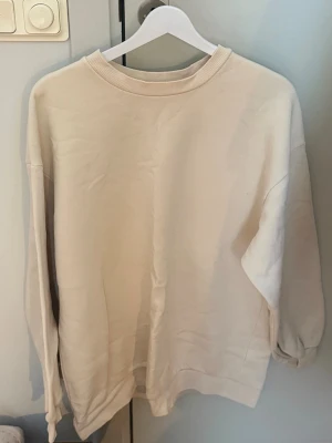 Beige oversized sweatshirt - Enkel och stilren beige sweatshirt med rund hals och långa ärmar från Gina Tricot. 