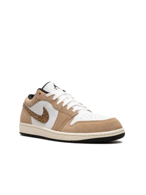 Nike Air Jordan 1 SE Brown Elephant låga sneakers - Nike Air Jordan 1 Low sneakers i beige mocka och vitt skinn med ett unikt brunt Swoosh-märke i crackle-mönster. Skon har klassisk snörning, svart innersula och en platt sula i offwhite. Perfekt för dig som vill ha en clean men ändå unik sneaker. Återförsäljningspris på Farfetch: 3100kr 