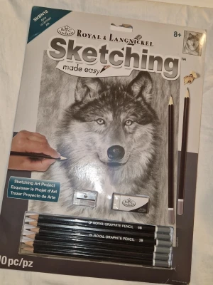 Sketch ritbok - Settet innehåller en lätt förtryckt skissplatta med en varg som motiv. Det inkluderar sex grafitpennor (3H, H, HB, 2B, 5B och 6B) samt en sudda och pennvässare. Grundläggande skissinstruktioner ingår också. Produkten är utformad för nybörjare för att förbättra skissfärdigheter med hjälp av den förtryckta konturen som guide. Helt nytt!