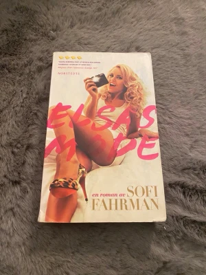 Elsas Mode - Följ Elsa Gustavsson när hon kastar sig in i Stockholms modevärld, startar en blogg och navigerar bland glamour, fester och kärlek. Perfekt för dig som gillar mode, shopping och spännande relationer. En fartfylld roman om drömmar, vänskap och att våga satsa på sig själv.