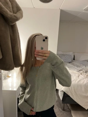 Ljusgrön stickad tröja med rund hals - Mysig ljusgrön stickad tröja med rund halsringning och ribbade muddar vid ärmslut och nederkant. Perfekt för lager-på-lager och enkel att matcha med jeans eller kjol. Skön passform och passar till alla säsonger när det är lite kyligt.