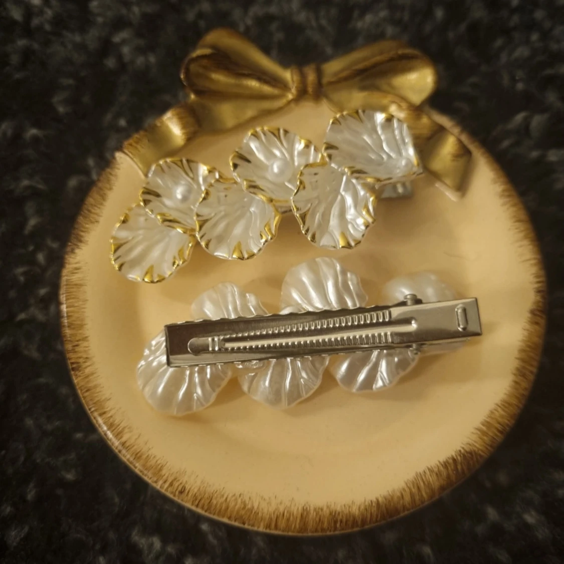 Ett par hårspänne i pärlemor och guld - 1