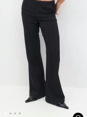 Svarta bootcut kostymbyxor - Snygga svarta kostymbyxor med bootcut-snitt och hög midja. Byxorna har klassisk design med raka linjer och lätt utsvängda ben. Köpta för 449kr säljs för 249!