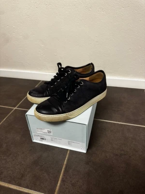 Lanvin sneakers. - Lanvin cap toe skor. Skorna är i bra skick. Storlek 41.