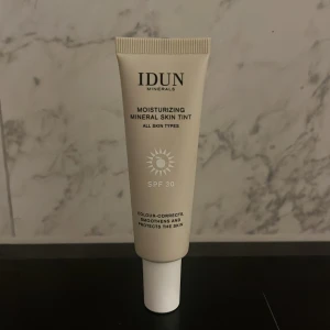 Idun Minerals Moisturizing Skin Tint - Idun Minerals Moisturizing Skin Tint färg Djurgården Light Neutral. Testad två gånger och då endast på handen. Säljer då färgen inte passade mig. Har tyvärr slängt boxen den kom i.