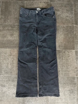 Bootcut jeans  - 90s boot med fickor från lager 157, lite slitna i kanterna (se på bild) annars i bra skick! Storlek L i short length