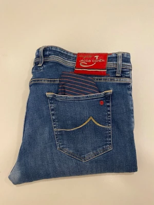 Jacob cohen jeans limited edition 688 - Blåa Jacob Cohen jeans limited edition 684/975 //  Style 688 limited edition //  Mycket bra skick //  Storlek 40 //  Mått  Midja bredd 52cm  Längd 105cm  Innerben längd 80cm  Benöppning 17cm  Scarf ingår //  Skriv vid minsta fråga eller fundering🤝