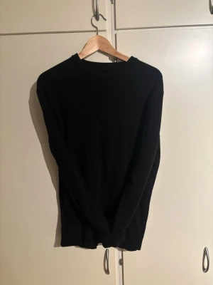 Svart ribbstickad tröja - Svart ribbstickad tröja från selected homme. Knappt använd. Passar dig mellan 175-185 cm som bäst.