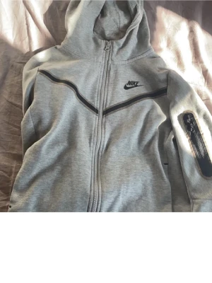 Nike tech fleece - Grå Nike tech flees, bra skick, har knappt använt den, storlek 147-158