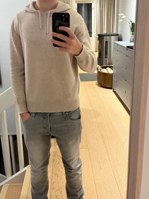 Sayless Kashmir hoodie - Kashmir tröja från sayless i storlek xxs. På bild två ser man ett hål vilket är anledningen varför priset är så lågt. Man kan laga detta för mellan 150-200kr hos en skräddare eller laga det själv om man är händig. Annars extremt fint skick. Han på bild är 173cm lång  58kg vikt