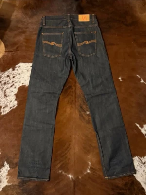 Vintage Nudie Selvage AvrageJoe - Tjena! Säljer dessa riktigt sällsynta helt oanvända Nudie AvrageJoe ifrån cirka 2010, byxorna är som sagt helt oanvända och aldrig tvättade, nypris på liknande modellen som finns nu är 2500(radrufus), hör av dig vid funderingar!🙌