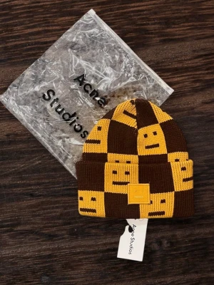 Acne Studios mössa - Säljer min mössa från acne studios, skriv vid frågor, priset är förhandlingsbart vid snabb affär och kan skicka direkt efter köpet 😊  Passar både män och kvinnor 😃