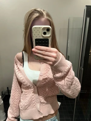 ljusrosa stickad kofta från gina! - supersöt och fin stickad tröja som ja säljer därför att ja knappt använder den, använd fåtal gånger och är i väldigt fint skick. koftan är från gina young och är i storlek 170! supersnygg att ha till vad som helst!💕