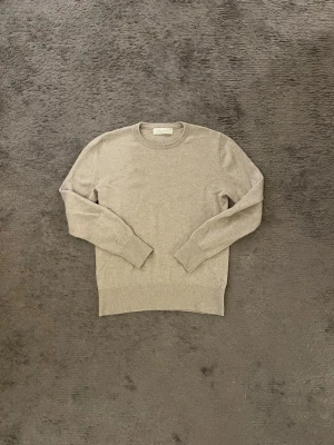 Beige cashmeretröja från Sayless - Superskön beige tröja från Sayless i mjuk cashmere. Klassisk rund halsringning och långa ärmar. Perfekt för dig som gillar stilrena och tidlösa plagg. Passar till allt och är riktigt nice att ha i garderoben.