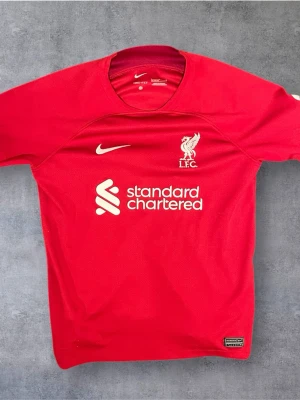 Liverpool tröja  - Säljer min gamla Liverpool T-shirt som jag bara har haft på mig ett fåtal gånger. Skicket är 9/10. Passar bra till det mesta. Vid snabb affär kan jag gå ner i pris. 
